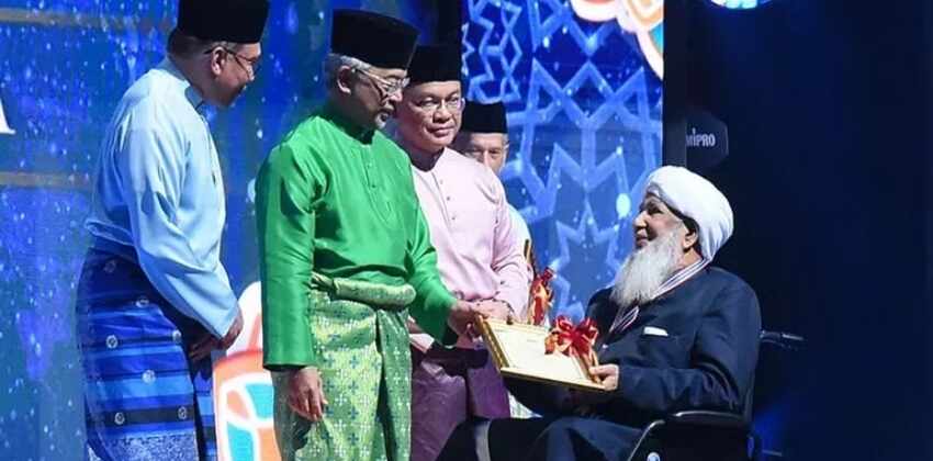 Kanthapuram AP Aboobacker Musliar receives Malaysia Highest Award