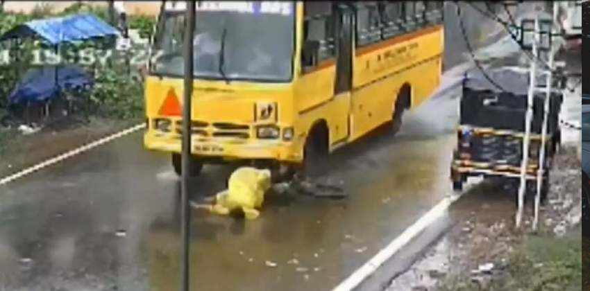 bicycle collides with school bus the child who fell under the bus miraculously escaped (1)