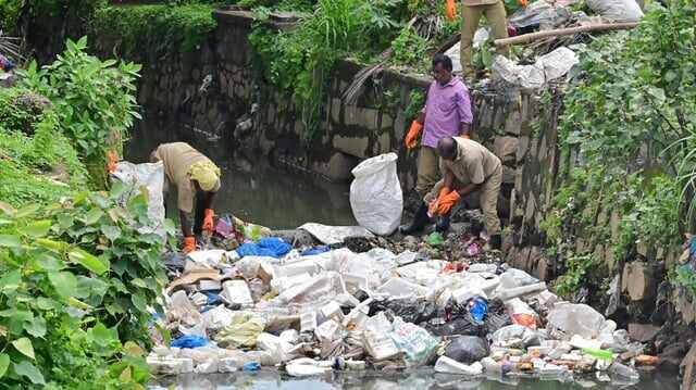 cleaning amayizhanjan canal.jpg