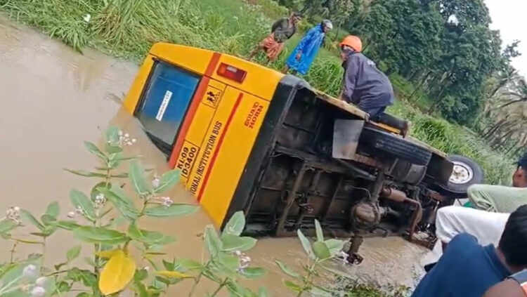 palakkad school bus.jpg